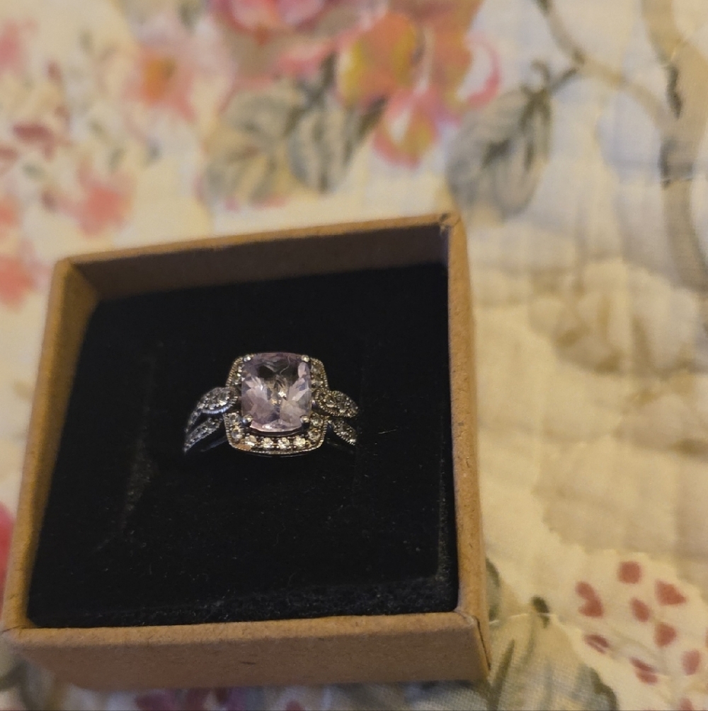 .Elegant Sterling Silver And Amethyst Gemstone Ring SIZE 7/8